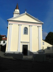 La facciata restaurata della chiesa