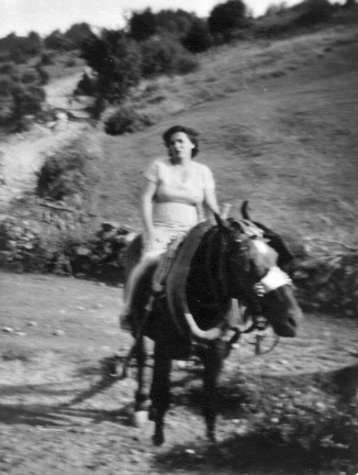 Wilma Elsi a cavallo in via Piana 