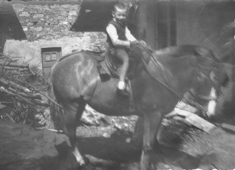 Sandro Chiosso con il suo cavallo.jpg